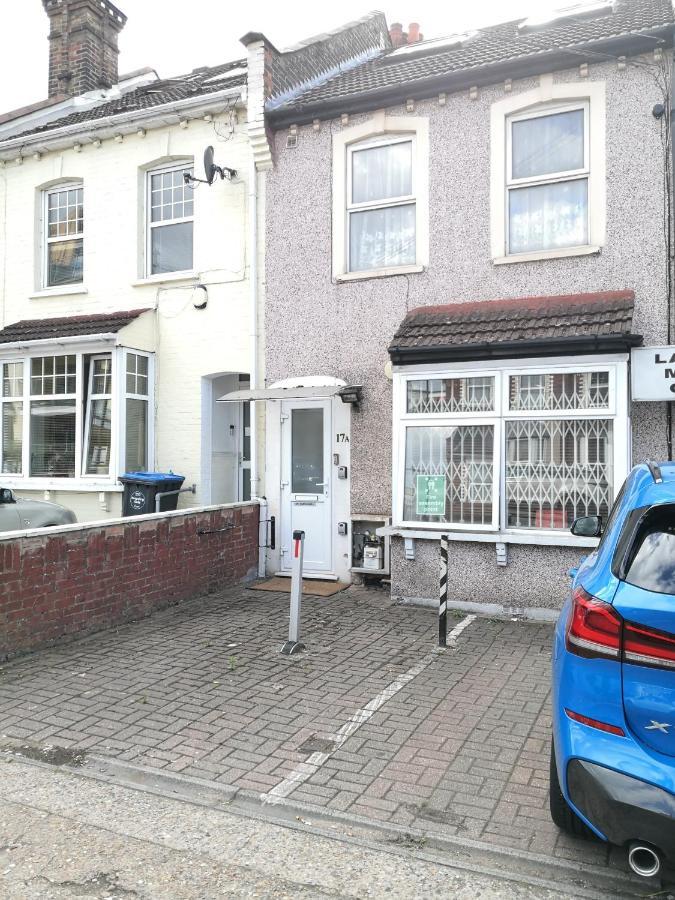 Carnation Flat A In Wembley Apartman London Kültér fotó
