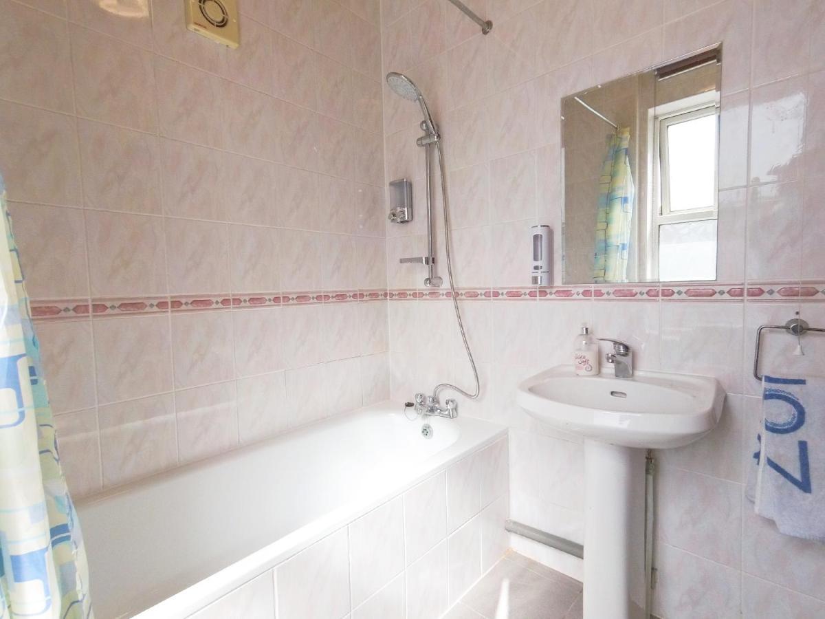 Carnation Flat A In Wembley Apartman London Kültér fotó